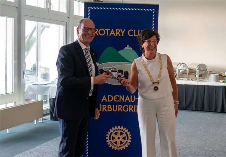 Stadtbürgermeister Arnold Hoffmann übergab das Amt an Pfarrerin Claudia Rössling-Marenbach. Quelle: Rotary Club Adenau-Nürburgring