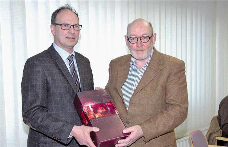 Stadtbürgermeister Arnold Hoffmann überreichte Hans-Peter Geyer ein Weinpräsent. UM