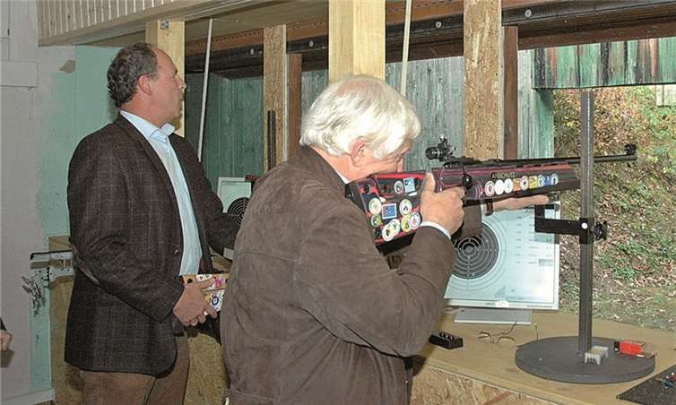 Stadtbürgermeister Arnold Hoffmann und Sportkreisvorsitzender Fritz Langenhorst im Wettkampf.