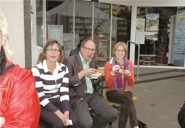 Stadtbürgermeister Arnold Hoffmann und die Vorsitzende des Gewerbevereins Andrea Thelen ließen sich die Reibekuchen schmecken.