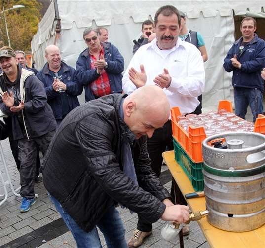 Stadtbürgermeister Berny Abt eröffnete die Traditionskirmes mit dem Fassanstich. Willi Willig