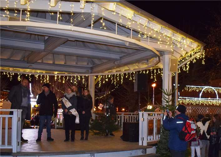 Stadtbürgermeister Berny Abt zusammen mit Marktkönigin Laura Lotz, ihren Paginnen Janine Kornapp und Svenja Clos sowie Veranstalter Wolf Müller beim Kurpavillon.
