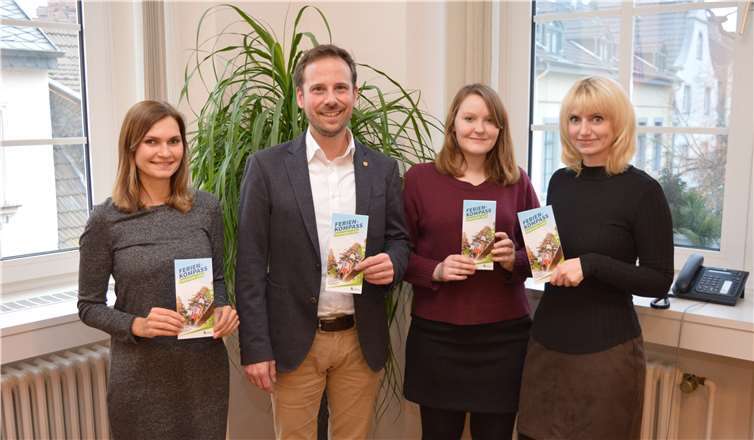 Stadtbürgermeister Björn Ingendahl präsentiert mit einigen Mitarbeiterinnen den Ferienkompass.Foto: privat