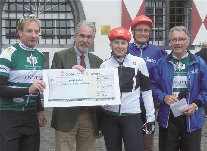 Stadtbürgermeister Dr. Hans Georg Faust (2.v.l.) und Landrat Rainer Kaul (2.v.r.) begrüßten das mit vielen Prominenten bestückte Fahrerfeld.