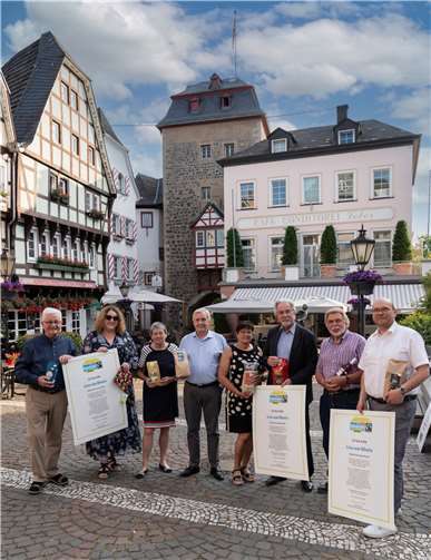 Stadtbürgermeister Dr. Hans-Georg Faust präsentierte zusammen mit der Leiterin der Tourist-Info, Janine Petit und den Mitglieder:innen der Fair Trade Steuerungsgruppe Linz, die Urkunde, die der Stadt Linz von Fairtrade Deutschland aus Anlass der Titelerneuerung „Fairtrade-Stadt Linz am Rhein“ überreicht wurde. (V. l. n. r.: Hans-Joachim Schmitz, TI-Leitung Janine Petit, Maria Zimmermann, Horst Engling, Cordula Honnef (Sprecherin der Fair Trade Steuerungsgruppe Kreis Neuwied), Stadtbürgermeister Dr. Hans-Georg Faust, A.-Peter Gillrath, Dattenberger Ortsbürgermeister Stefan Betzing).  Foto: (c) CREATIV PICTURE – Heinz-Werner Lamberz