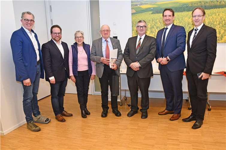 Stadtbürgermeister Gerd Harner, Erster Kreisbeigeordneter Pascal Badziong, Agnes Rüsing, Antonius Rüsing, Landrat Dr. Alexander Saftig, VG-Bürgermeister Thomas Przybylla und das Kreistagsmitglied Horst Hohn. Foto: Kreisverwaltung Mayen-Koblenz / Wiebke Schäfer