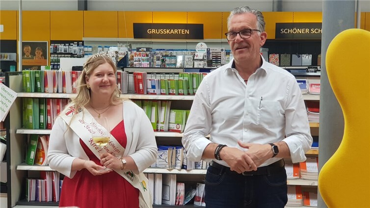 Stadtbürgermeister Gerd Harner dankte der scheidenden Kirschblütenkönigin Kira I. mit herzlichen Worten.