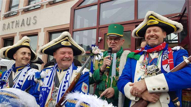 Stadtbürgermeister Gerd Harner und seine Rathaus-Verteidiger der Ki und Ka Kärlich hatten zunächst noch gut Lachen. Doch nach dem Ansturm der Möhnen musste der Stadt-Chef die Macht an die karnevalistischen Damen abgeben.