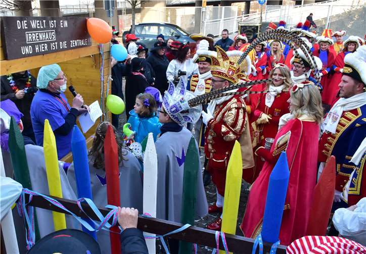 Stadtbürgermeister Gerd Heim (l.) stellte Fragen, die Prinz Thomas beantworten musste.