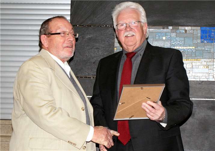 Stadtbürgermeister Gerd Heim (r.) zeichnete Helmut Schmiel aus.