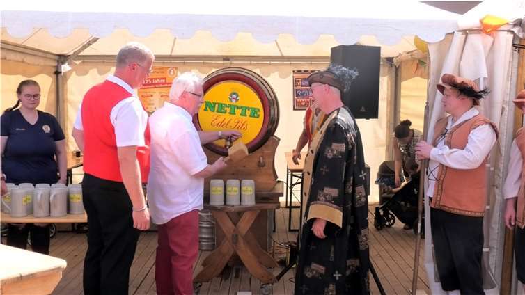 Stadtbürgermeister Gerd Heim schaffte den Fassanstich mit einem Schlag. Fotos: KH