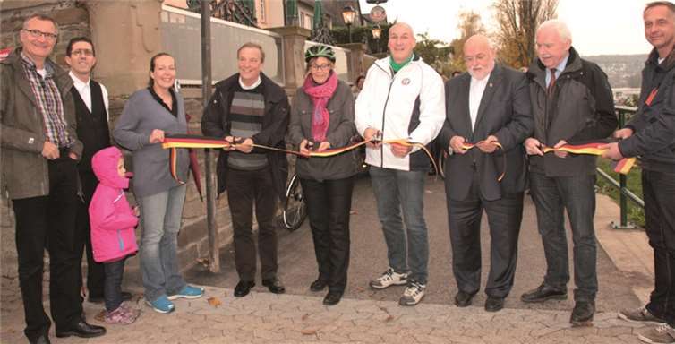Stadtbürgermeister Gerd Jung, Ratsmitglied Katharina Raue, Verbandsbürgermeister Fred Pretz, MdL Dieter Klöckner und Werner Oster vom Landesbetrieb Mobilität Cochem-Koblenz (v.l.) geben den neuen Radweg offiziell frei.AND