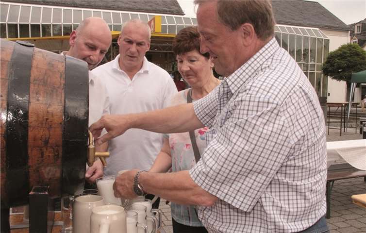 Stadtbürgermeister Gerd Jung beim Fassanstich.