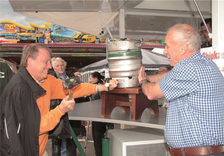 Stadtbürgermeister Gerd Jung (l.) eröffnete die Kirmes mit dem traditionellen Fassanstich – Verbandsbürgermeister Fred Pretz half und hielt das Fass.