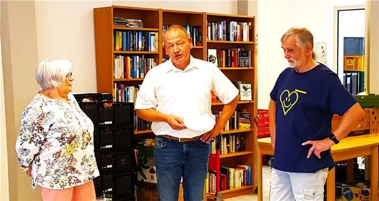 Stadtbürgermeister Gerd Klasen (Bildmitte) fand zum Abschied die richtigen Worte und dankte Anneliese und Hermann Feller für ihr unermüdliches Engagement und die vielen Jahre für die Tafel.  Foto: Dietmar Barth