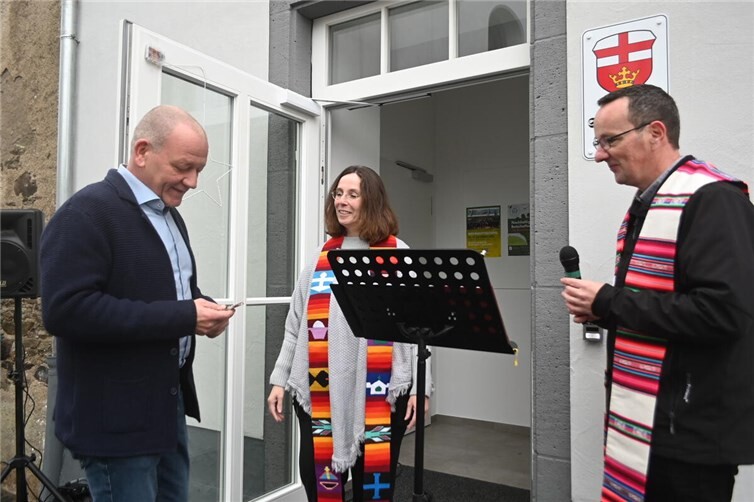 Stadtbürgermeister Gerd Klasen bekam von Pfarrerin Susanne Albrecht und von Pfarrer Andreas Kern ein kleines Kreuz geschenkt.