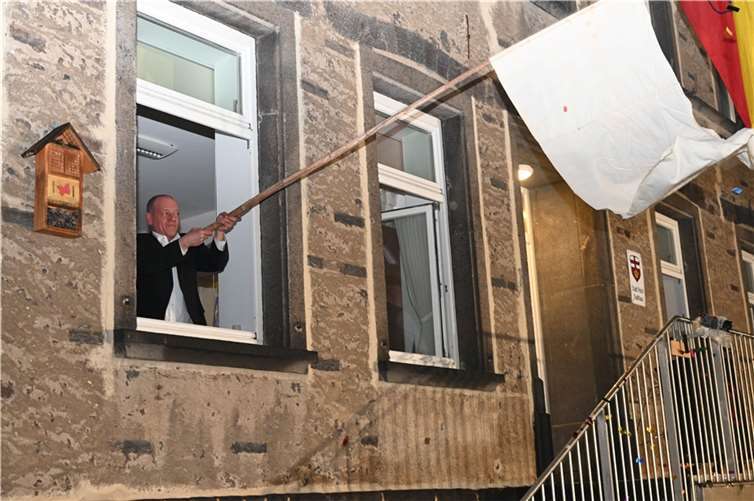 Stadtbürgermeister Gerd Klasen hisst die weiße Fahne.