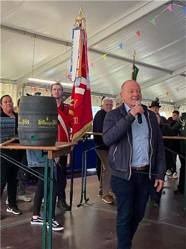 Stadtbürgermeister Gerd Klasen kurz vor dem Fassanstich.
