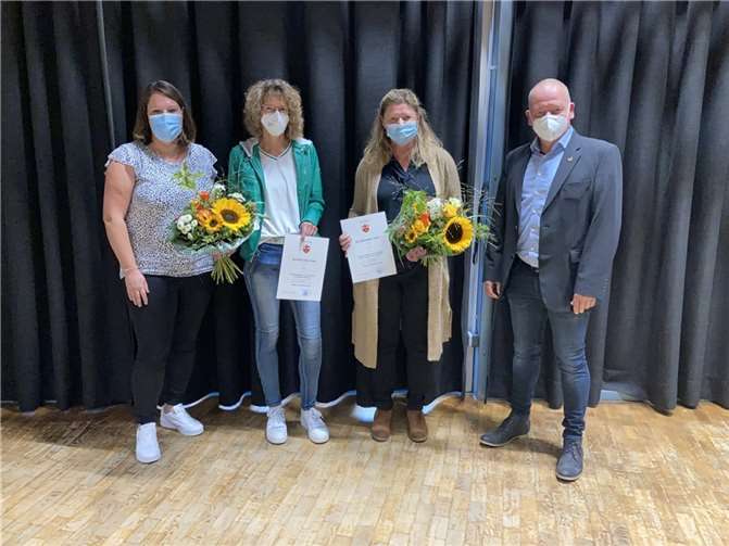 Stadtbürgermeister Gerd Klasen mit Melanie Hermen und Claudia Drefs-Olszewski, sowie der Vertreterin des Personalrates, Laura Göderz.Quelle: Stadt Polch