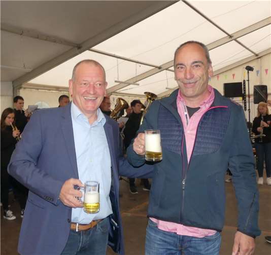 Stadtbürgermeister Gerd Klasen und 2. Beigeordneter und MV-Vorsitzende eröffneten die Kirmes mit dem Fassbieranstich.