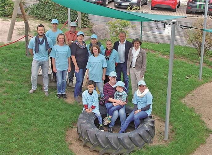 Stadtbürgermeister Gerd Klasen und RWE-Kommunalbetreuerin Beatrix Ziegler überzeugten sich von dem Ergebnis der Aktion. RWE Deutschland