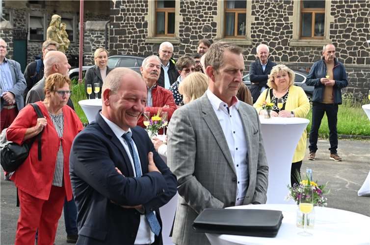 Stadtbürgermeister Gerd Klasen (vorn links) und der Bürgermeister der Verbandsgemeinde Maifeld, Maximilian Mumm (rechts daneben).