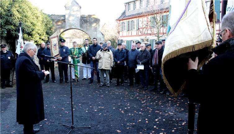 Stadtbürgermeister Gerhard Hausen eröffnete die Gedenkveranstaltung am Chor von Sankt Pantaleon. DL