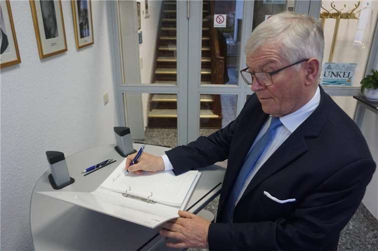 Stadtbürgermeister Gerhard Hausen hat zum Gedenken an das verstorbene Mädchen ein Kondolenzbuch im Alten Rathaus ausgelegt. Foto: STUKO