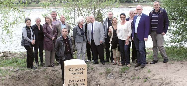 Stadtbürgermeister Gerhard Hausen übernahm den Myriameterstein von den beiden Vereinen. DL