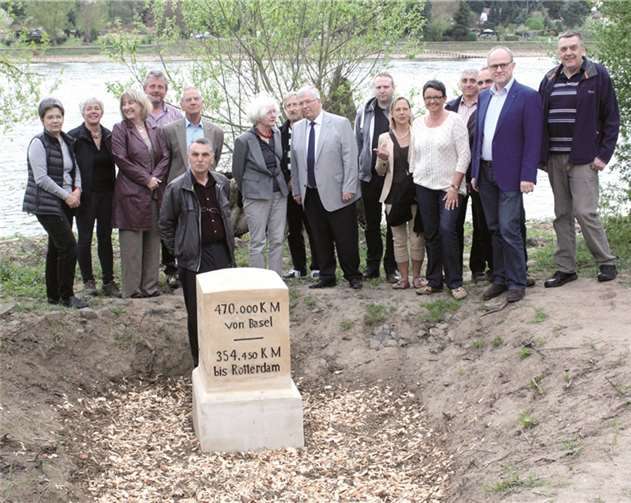 Stadtbürgermeister Gerhard Hausen übernahm den Myriameterstein von den beiden Vereinen. DL
