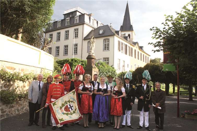 Stadtbürgermeister Gerhard Hausen und die Vorsitzende von „Touristik und Gewerbe“ Ulrike Kessel präsentierten die jungen Weinmajestäten um den Unkeler Bacchus. DL