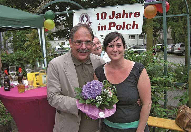 Stadtbürgermeister Günter Schnitzler gratulierte Sarah Georgi zum 10-jährigen Geschäftsjubiläum. privat