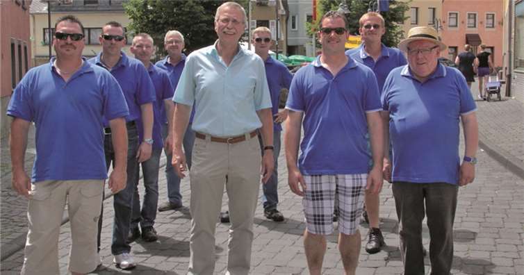 Stadtbürgermeister Günther Hahn, Schirmherr der Kirmes, beim Umzug mit den Männern der Kirmesgesellschaft „Durch Dick und dünn“. AND