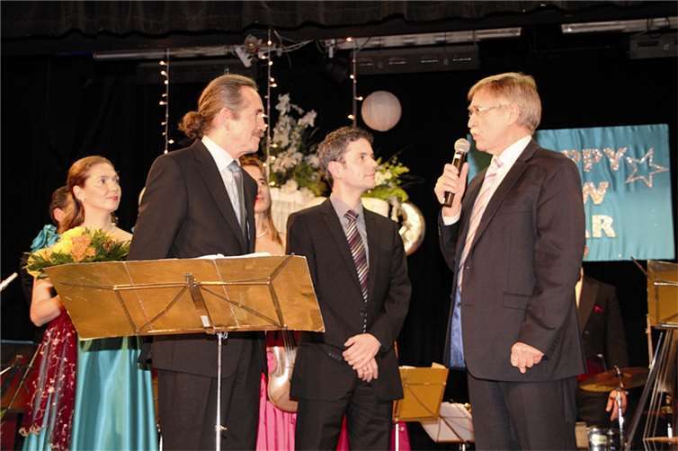 Stadtbürgermeister Günther Hahn begrüßt die beiden neuen Kulturbeauftragten der Stadt Vallendar Uli v. Hammé und Marin Künzel.