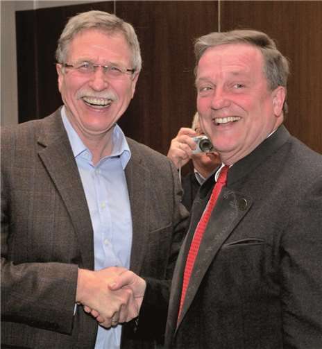 Stadtbürgermeister Günther Hahn gratuliert dem Kandidaten der CDU für das Amt des Stadtbürgermeisters, Gerd Jung.