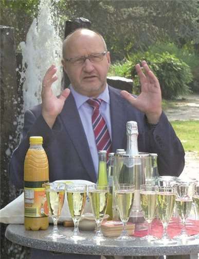 Stadtbürgermeister Guido Job begrüßte die anwesenden Gäste und freute sich im Namen der Stadt die Widmung vornehmen zu können.