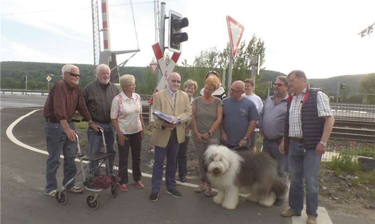 Stadtbürgermeister Guido Job erklärt den Anwohnern den aktuellen Sachstand an der Bahnschranke in Ariendorf. STUKO