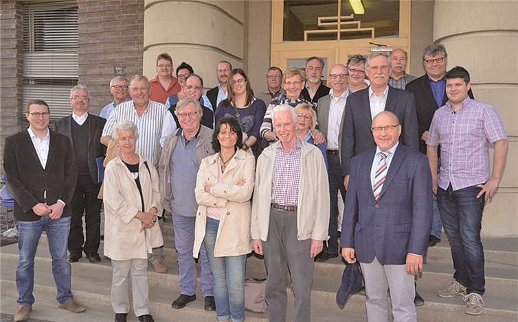 Stadtbürgermeister Guido Job (erste Reihe ganz rechts), dahinter Solvay-Werkleiter Uwe Klee, Verbandsgemeindebürgermeister Michael Mahlert (dritte Reihe ganz rechts) sowie Bernd Lang und Beigeordneter Karl-Heinz Bernardy ( zweite Reihe von links).Privat