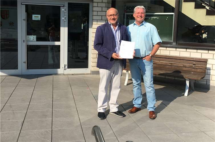 Stadtbürgermeister Guido Job und Reiner Pertzborn, Vorsitzende des Festausschusses von Bad Hönningen freuen sich darauf, das Bad Hönningen als Gastgeber für den 16. landesweiter Ehrenamtstag ausgewählt wurde. Foto: Staatskanzlei