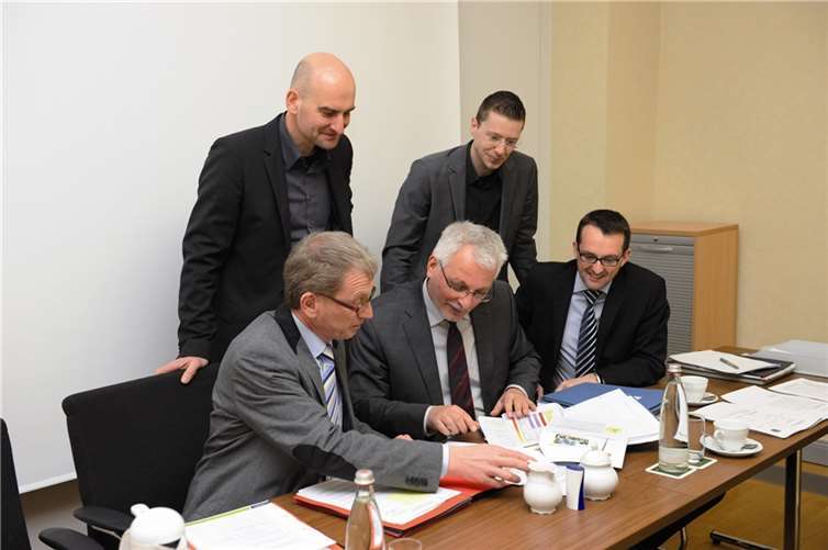 Stadtbürgermeister Guido Orthen und der Erste Beigeordnete Detlev Koch stellten gemeinsam mit den Fachleuten der Verwaltung ein Konzept vor, mit dem die Stadt Investoren für ein neues Konzept für die Kurparkgebäude ansprechen möchte.