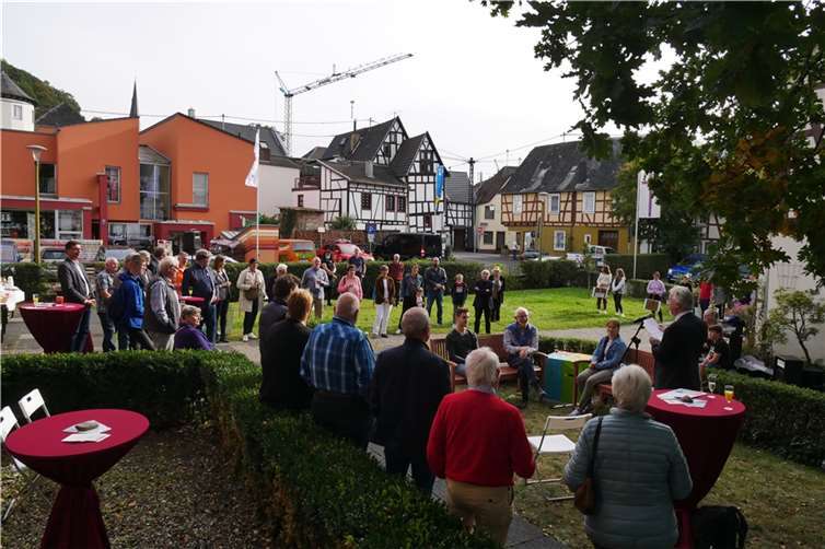Stadtbürgermeister Hans Georg Faust begrüßte Gäste und Besucher im Katharinenhofgarten bei den neuen Bänken. Fotos: CD