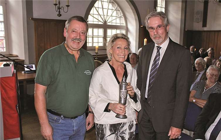 Stadtbürgermeister Hans-Georg Faust und Brudermeister Uwe Prassel gratulierten Ratskönigin Gesine Stuip. DL