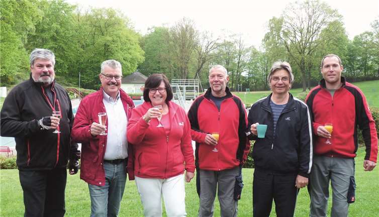 Stadtbürgermeister Hans Peter Ammel (2. v. l.) stieß gemeinsam mit dem CDU-Fraktionsvorsitzenden im Mendiger Stadtrat, Achim Grün (l.), dem Beigeordneten der Stadt Mendig Konrad Böhnlein (Bündnis 90/Die Grünen, 2. v. r.) sowie dem Team um Schwimmmeister Achim Hilger (3. v. r.) mit einem Glas Sekt auf die Eröffnung der Badesaison im Mendiger Vulkanbad an. Foto: FRE