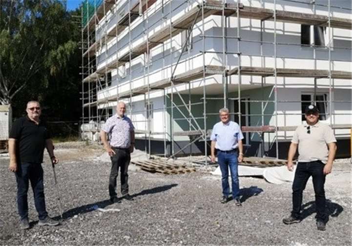 Stadtbürgermeister Hans Peter Ammel (2.v. rechts) begrüßte am 12. Juli 2020 Vorstand und Fraktionen auf dem Baugelände, sozialer Wohnungsbau, in der Vulkanstraße. Coronabedingt sind stellvertretend weiter nur der Ortsvereinsvorsitzende sein Stellvertreter und der stv. Fraktionsvorsitzende zu sehen. Foto: SPD-Mendig