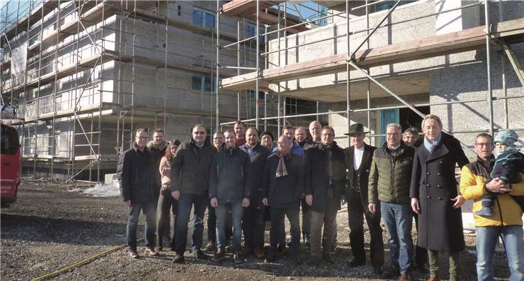 Stadtbürgermeister Hans Peter Ammel (3.v.rechts) begrüßte zahlreiche Richtfestteilnehmer auf dem Baugelände in der Vulkanstraße. Fotos: FRE