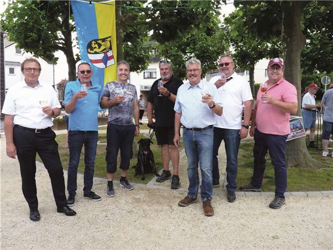Stadtbürgermeister Hans Peter Ammel -3.v.rechts- dankte dem Beigeordneten der Stadt Mendig, Edgar Girolstein -3.v.links- für die tolle Idee und Organisation des Weinfestes.  Fotos: FRE