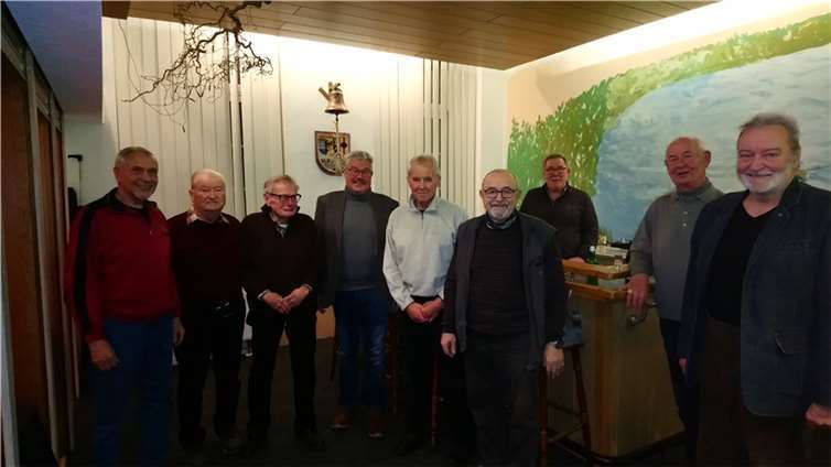 Stadtbürgermeister Hans-Peter Ammel (4.v.l.) besuchte die Chorprobe und gratulierte dem Mendiger Männergesangsverein zum 150-jährigen Bestehen.  Foto: Stadt Mendig