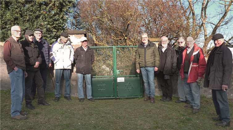 Stadtbürgermeister Hans Peter Ammel (5.v.r.) bedankte sich bei den Männern der Seniorenwerkstatt für die hervorragende Arbeit. Fotos: FRE
