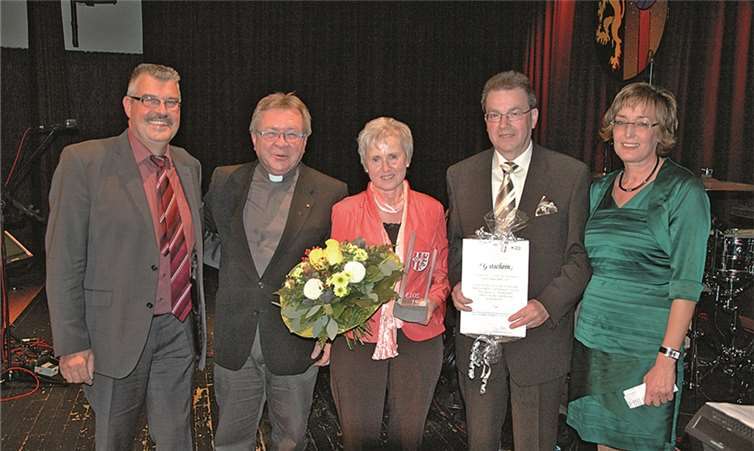 Stadtbürgermeister Hans-Peter Ammel, Pater Ralf Birkenheier, Hildegard und Fred Geilen, Renate Plitzko.