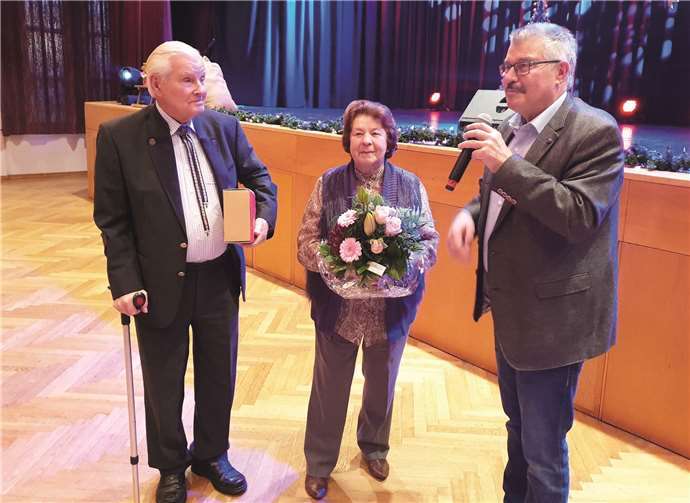 Stadtbürgermeister Hans Peter Ammel begrüßte die beiden ältesten Besucher der Veranstaltung, Irene (90 Jahre) und Manfred Breitkopf (91 Jahre), mit einem Blumenstrauß und einem Weinpräsent.